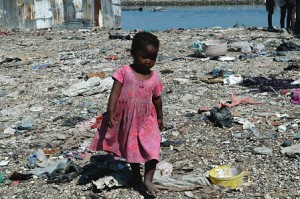 nenavaciaderohaiti Niña sobre los escombros en Haití
