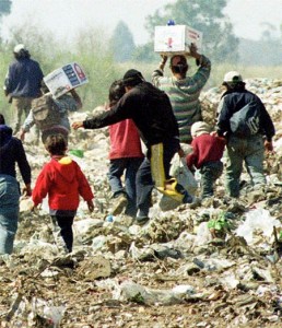 vaciaderoanatuya Niños comiendo del basural en Añatuya, Santiago del Estero, Argentina