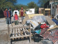 mansillacoloniadora Mansilla con parte de su familia en el momento del desalojo compulsivo ordeado pro el Juez Mansilla