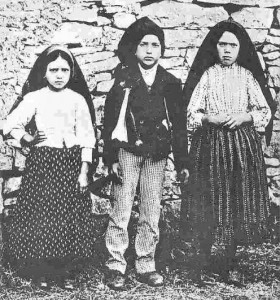 Jacinta, Francisco y Lucía pastores a los cuales se le apareció la Virgen de Fátima y les dió mensajes secretos