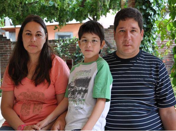 Valentín con su papá y su mamá